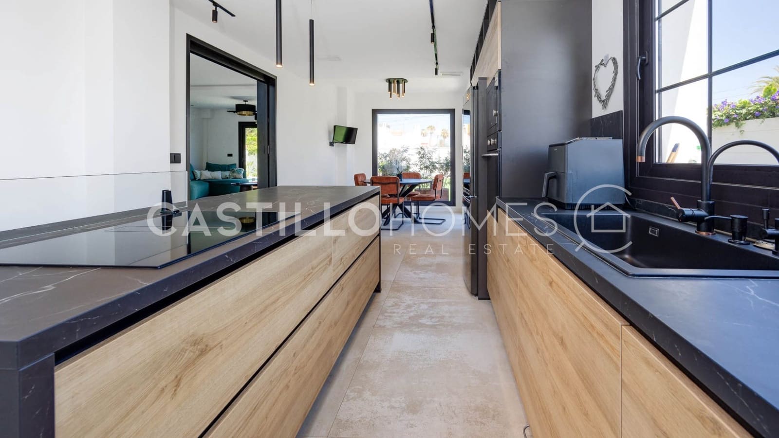 5 bedroom Villa for sale in Torrevieja with pool - € 1,250,000 (Ref: 9307162)