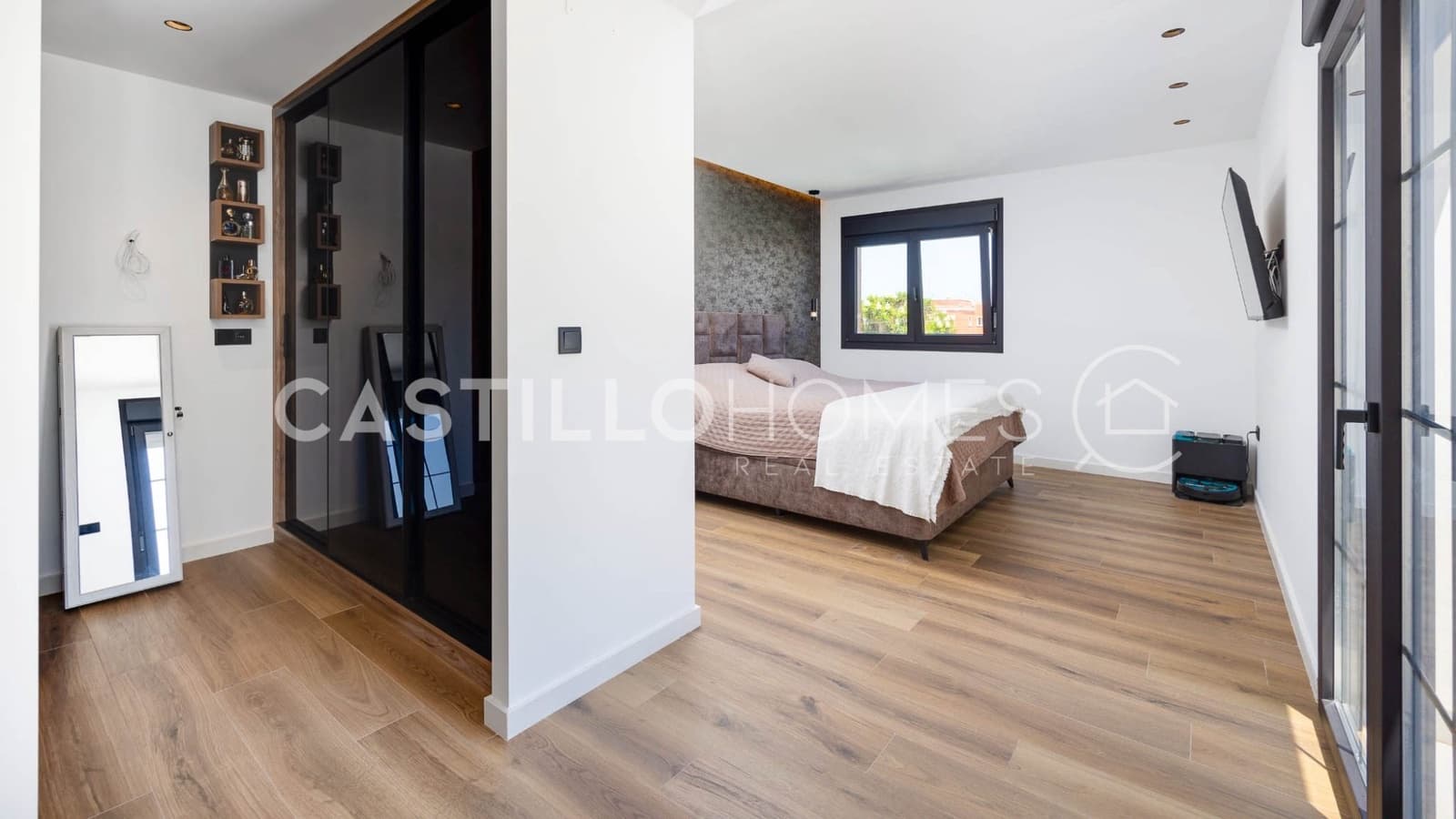 5 bedroom Villa for sale in Torrevieja with pool - € 1,250,000 (Ref: 9307162)