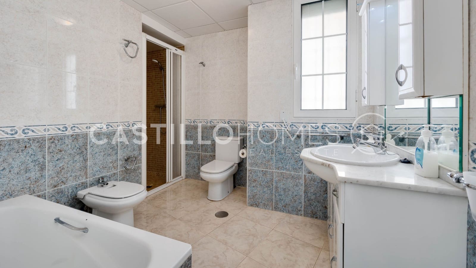 4 makuuhuone Huoneisto myytävänä paikassa Torrevieja mukana 
autotalli - 389 500 € (Ref: 9354548)