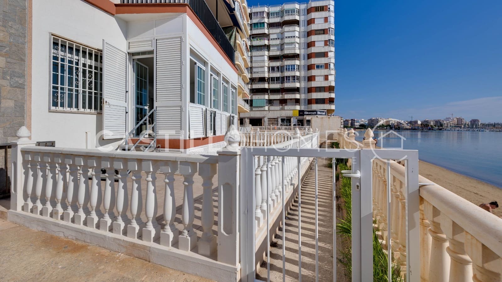 4 makuuhuone Huoneisto myytävänä paikassa Torrevieja mukana 
autotalli - 389 500 € (Ref: 9354548)