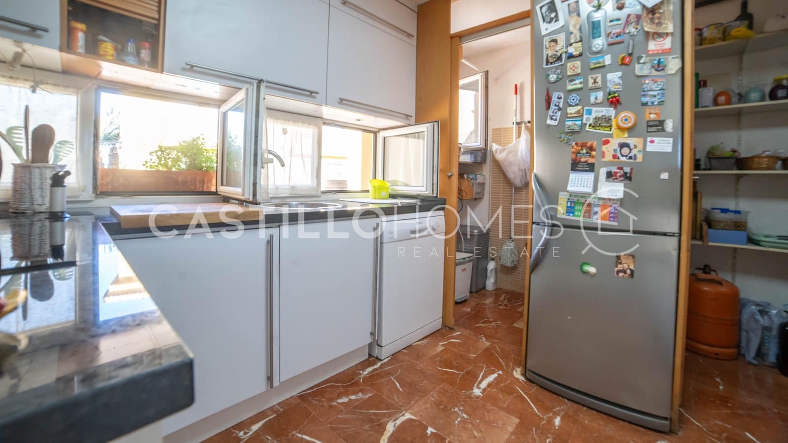 4 bedroom Townhouse for sale in La Veleta with garage - € 449,900 (Ref: 9383905)