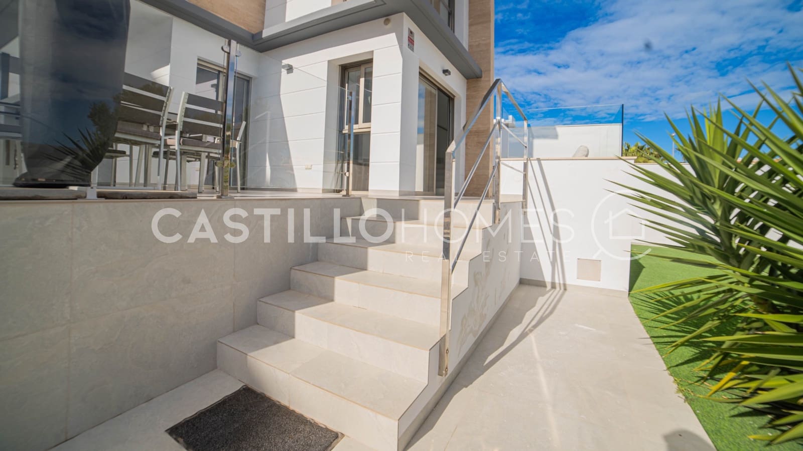 4 slaapkamer Villa te koop in Filipinas met zwembad - € 595.000 (Ref: 9609587)