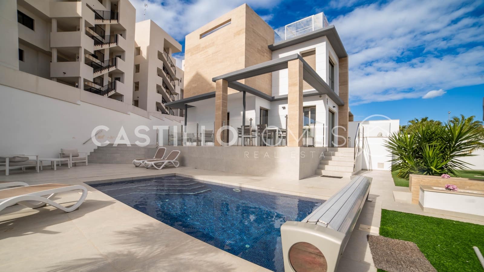 4 slaapkamer Villa te koop in Filipinas met zwembad - € 595.000 (Ref: 9609587)