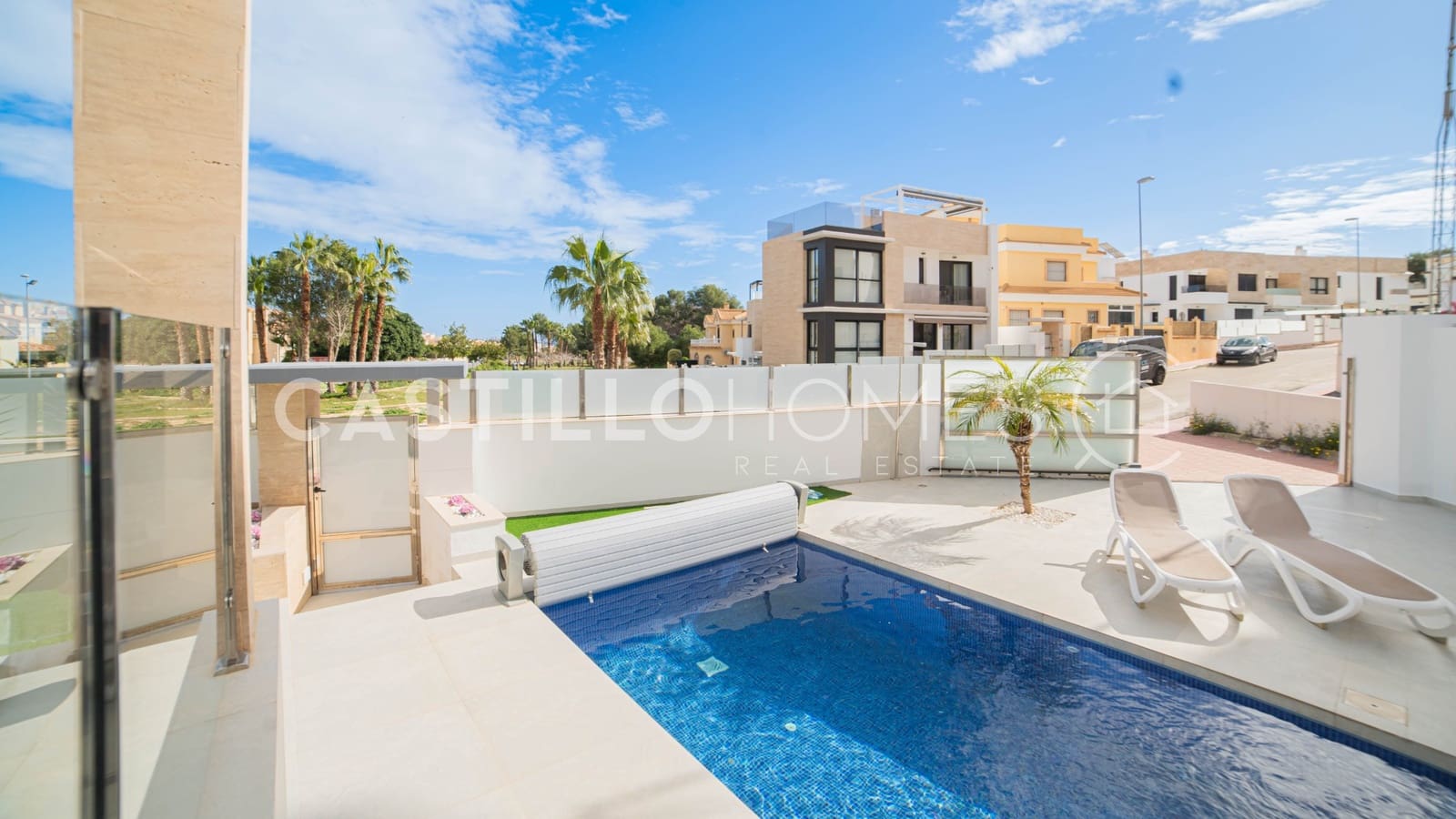 4 slaapkamer Villa te koop in Filipinas met zwembad - € 595.000 (Ref: 9609587)