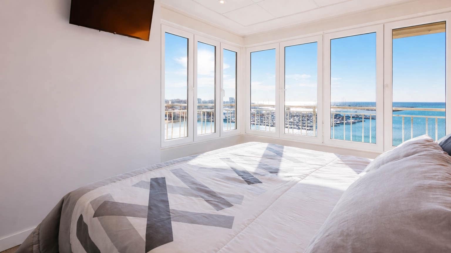 Apartamento de 3 habitaciones en Torrevieja en venta con piscina garaje - 389.500 € (Ref: 9793194)