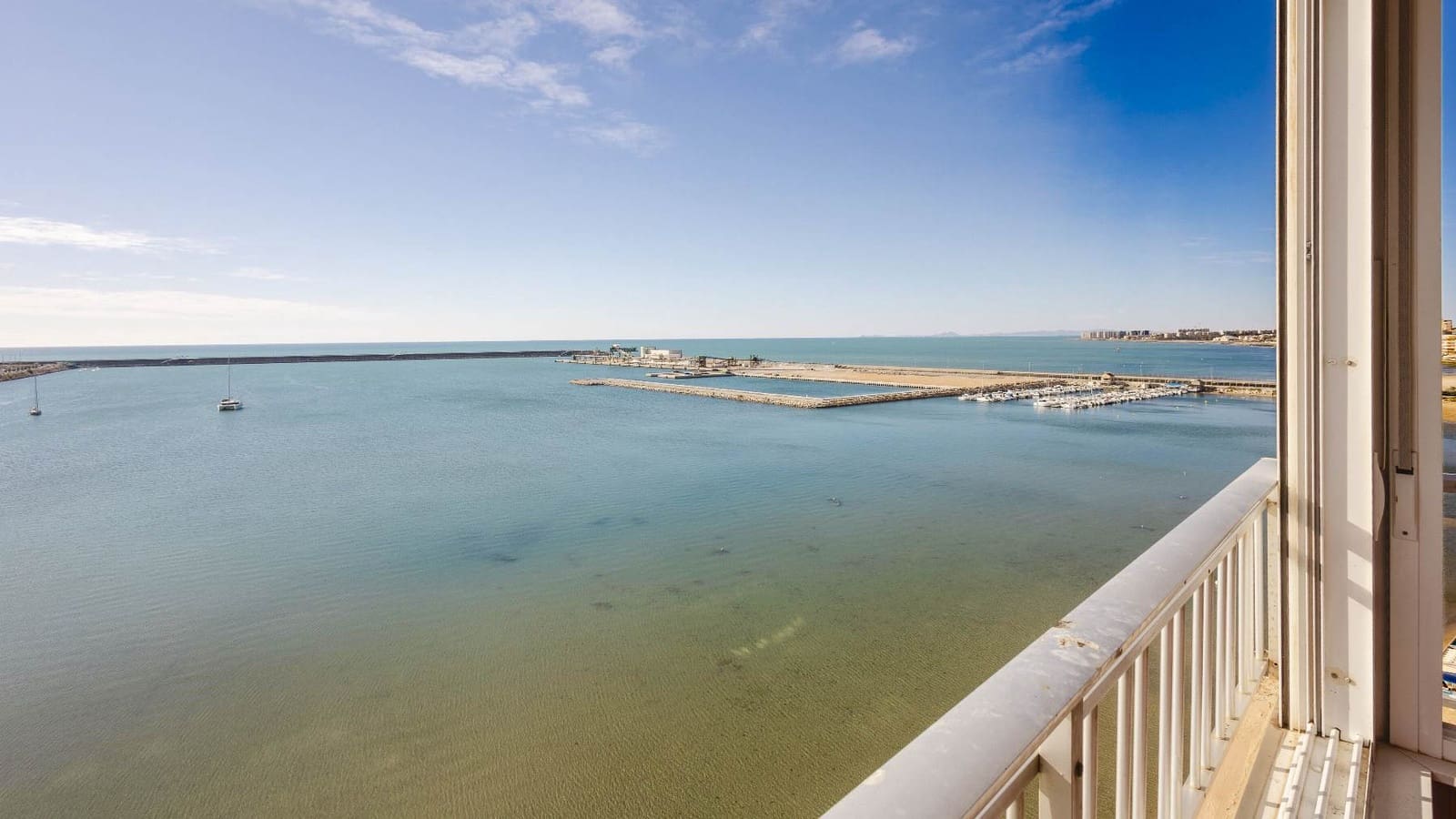 Apartamento de 3 habitaciones en Torrevieja en venta con piscina garaje - 389.500 € (Ref: 9793194)