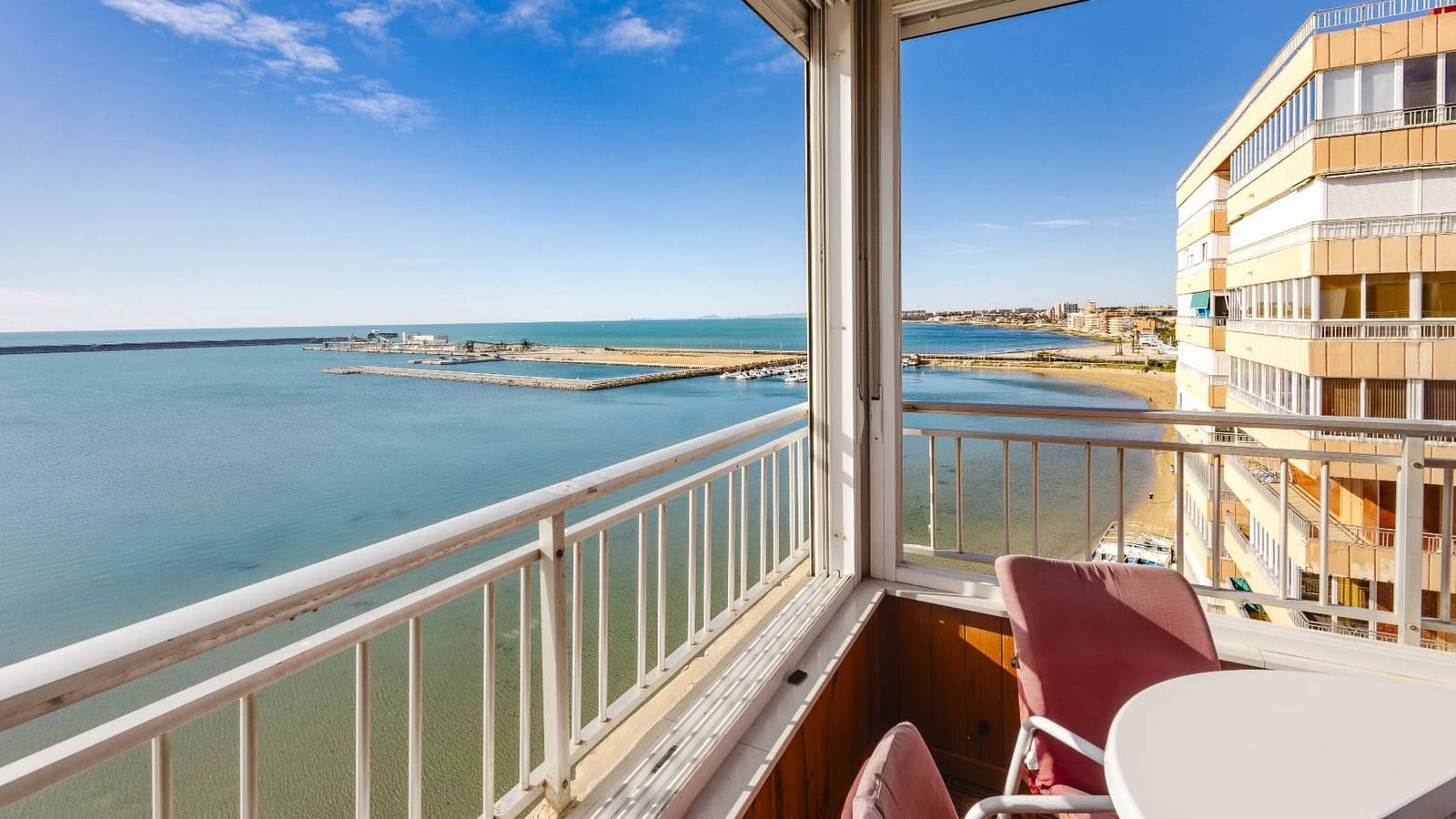 Apartamento de 3 habitaciones en Torrevieja en venta con piscina garaje - 389.500 € (Ref: 9793194)