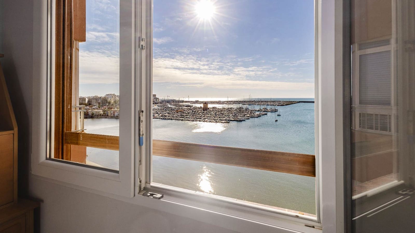 Apartamento de 3 habitaciones en Torrevieja en venta con piscina garaje - 389.500 € (Ref: 9793194)