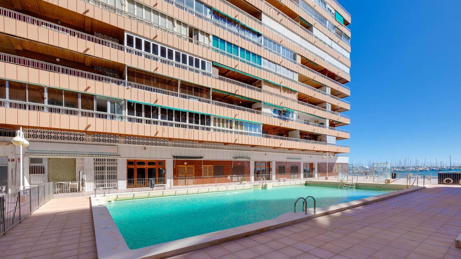 Apartamento de 3 habitaciones en Torrevieja en venta con piscina garaje - 389.500 € (Ref: 9793194)