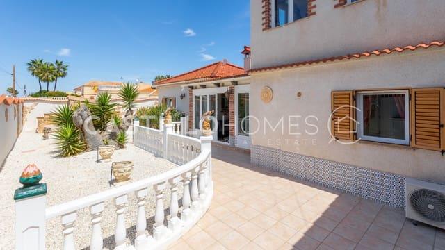 4 sypialnia Willa na sprzedaż w El Chaparral - La Siesta - La Torreta, Torrevieja z basenem garażem - 545 000 € (Ref: 9795352)