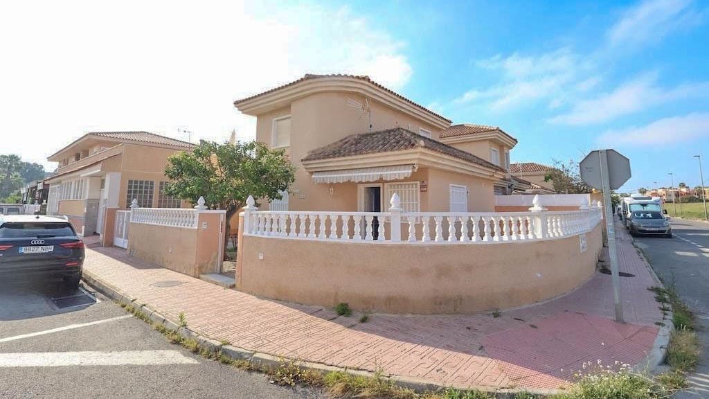 3 Zimmer Villa zu verkaufen in Los Altos mit Pool - 330.000 € (Ref: 9827955)