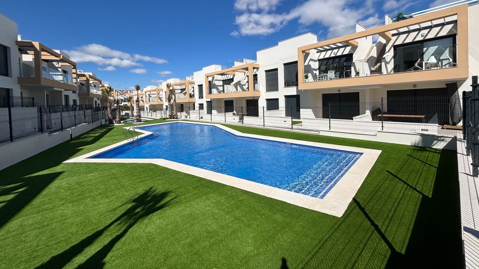 2 soverom Penthouse til salgs i Orihuela Costa med svømmebasseng - € 255 000 (Ref: 9834109)