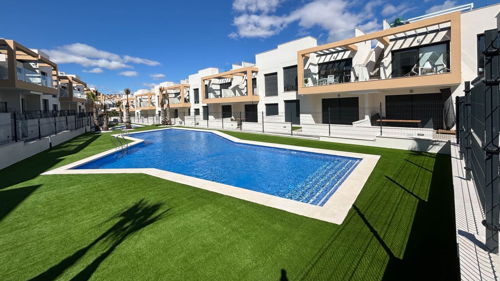 2 soverom Penthouse til salgs i Orihuela Costa med svømmebasseng - € 255 000 (Ref: 9834109)