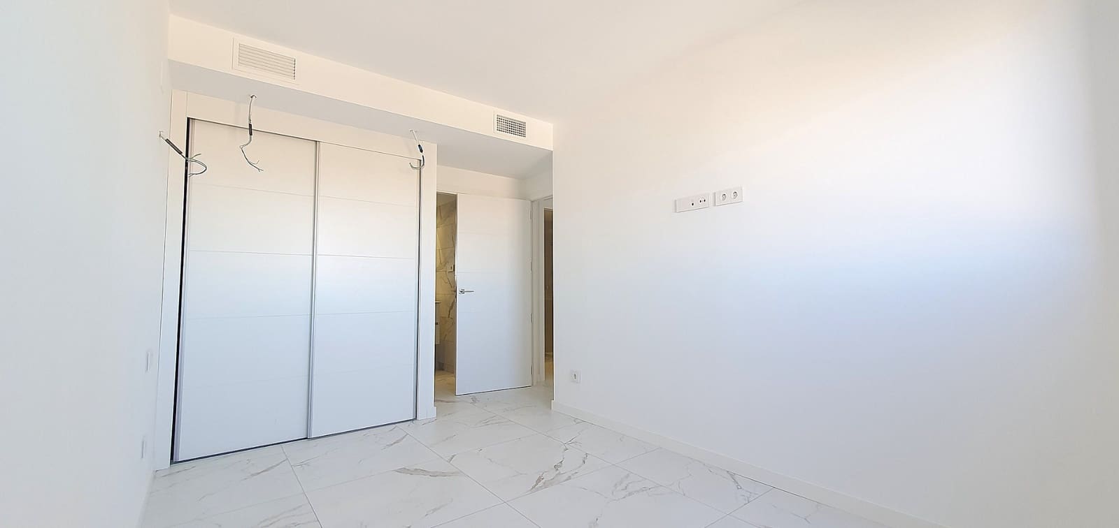 2 slaapkamer Appartement te koop in Punta Prima met zwembad garage - € 373.000 (Ref: 10097283)