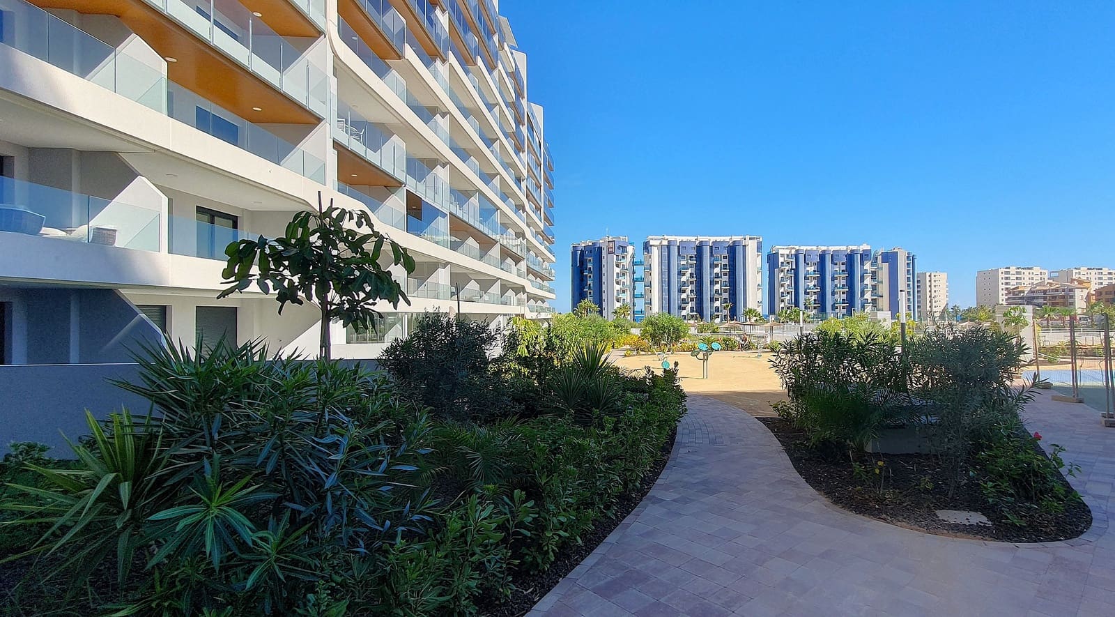 2 slaapkamer Appartement te koop in Punta Prima met zwembad garage - € 373.000 (Ref: 10097283)