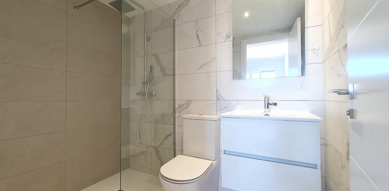 2 slaapkamer Appartement te koop in Punta Prima met zwembad garage - € 373.000 (Ref: 10097283)