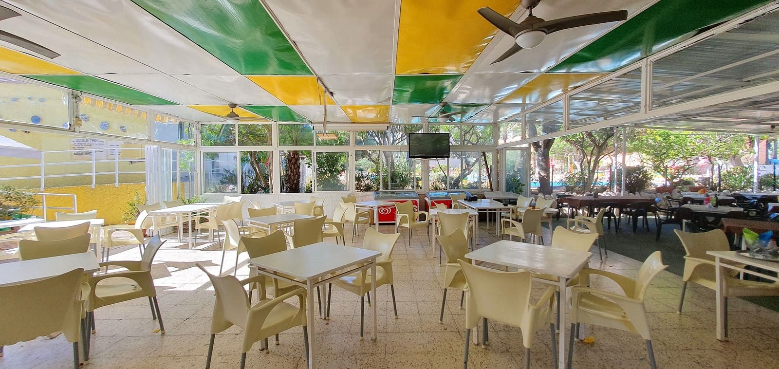 Business for sale in Guardamar del Segura with pool garage - € 850,000 (Ref: 9170660)