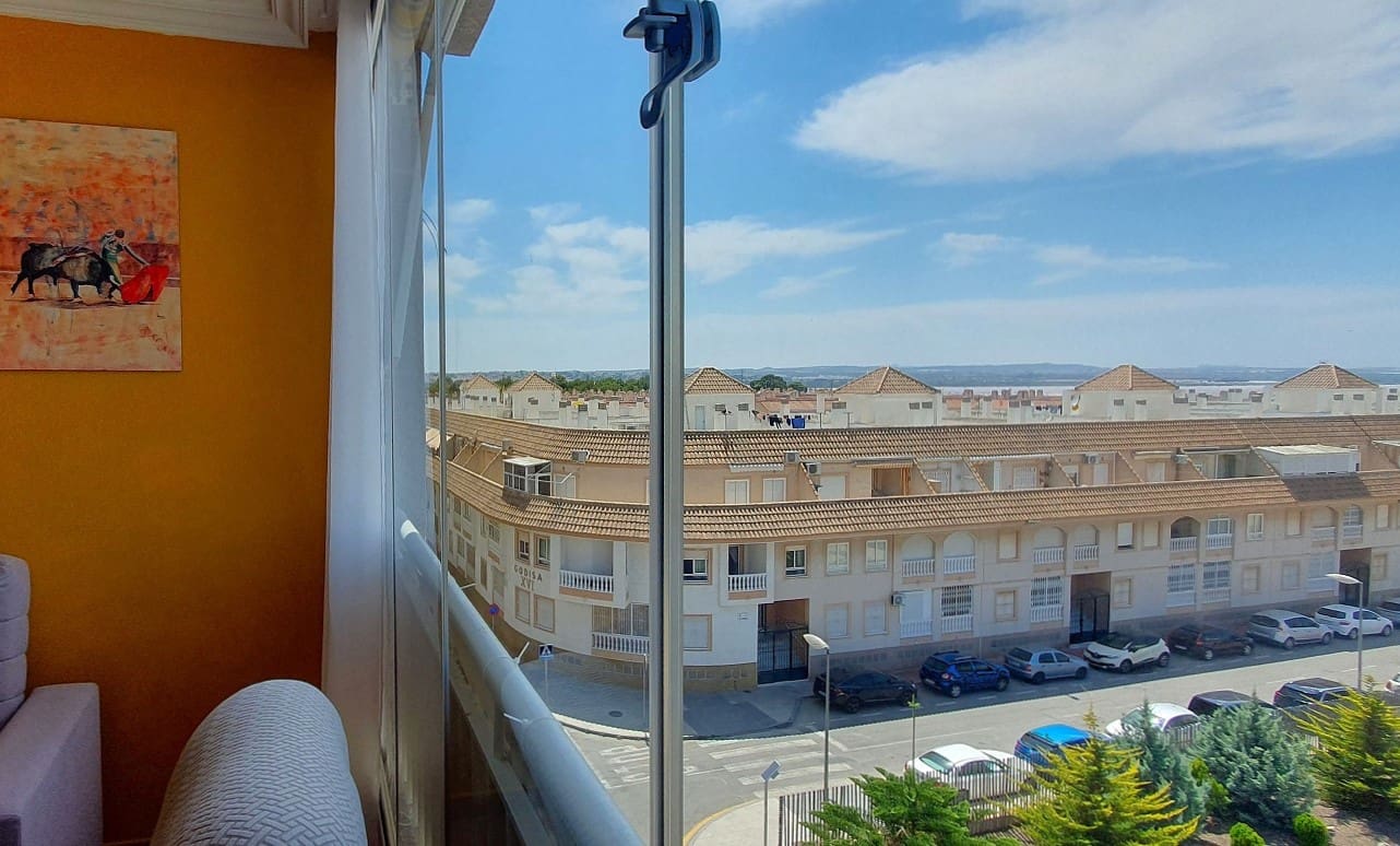 2 makuuhuone Huoneisto myytävänä paikassa Torrevieja mukana uima-altaan - 156 000 € (Ref: 9939044)