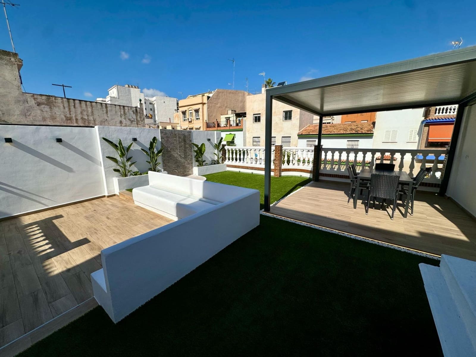 3 soveværelse Semi-Rækkehus til salg i Malaga by med swimmingpool - € 490.000 (Ref: 8851613)