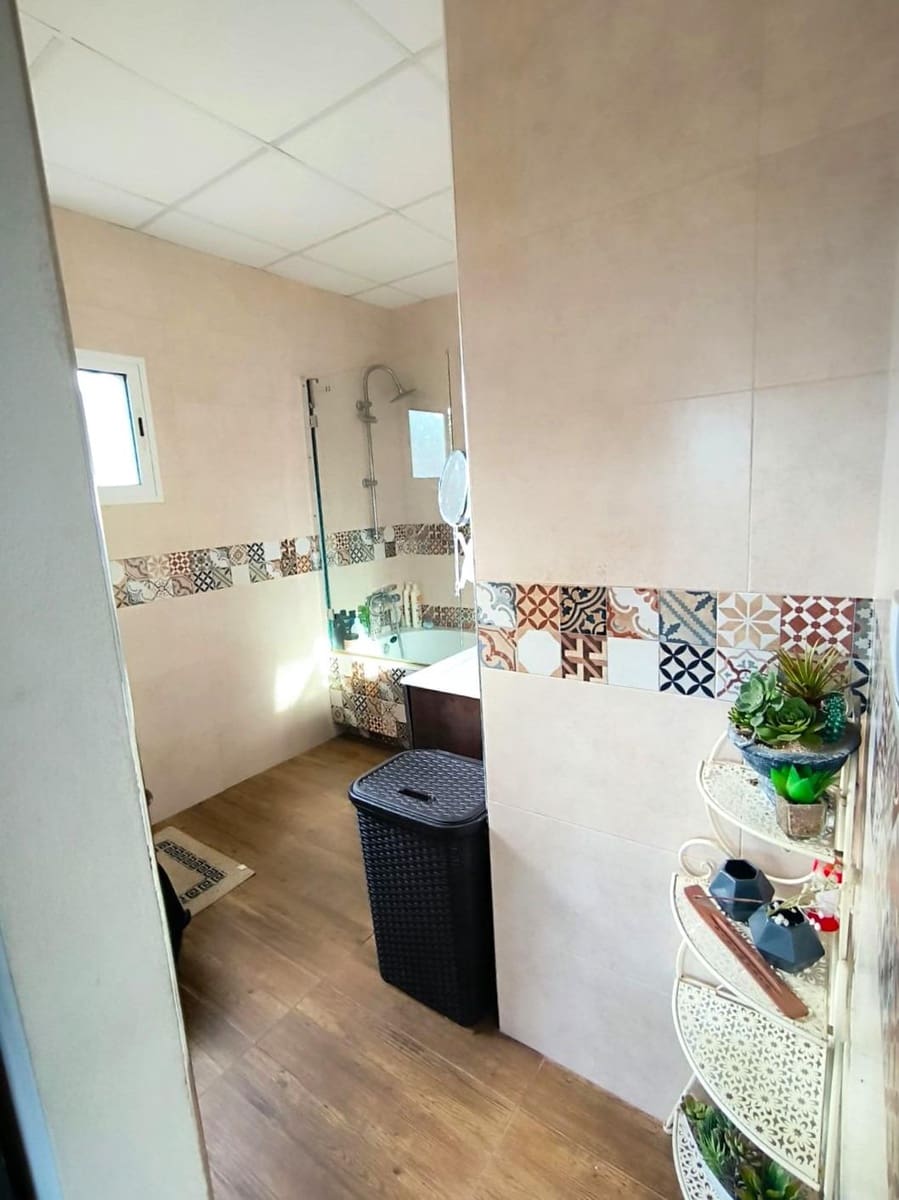 5 soveværelse Finca/Landehus til salg i Malaga by med swimmingpool garage - € 265.000 (Ref: 8985933)