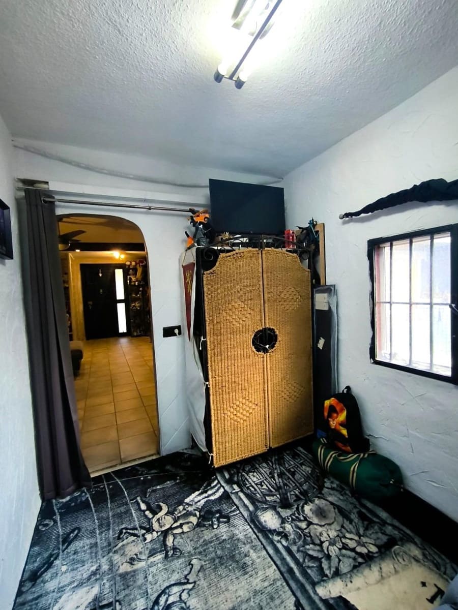 5 soveværelse Finca/Landehus til salg i Malaga by med swimmingpool garage - € 265.000 (Ref: 8985933)