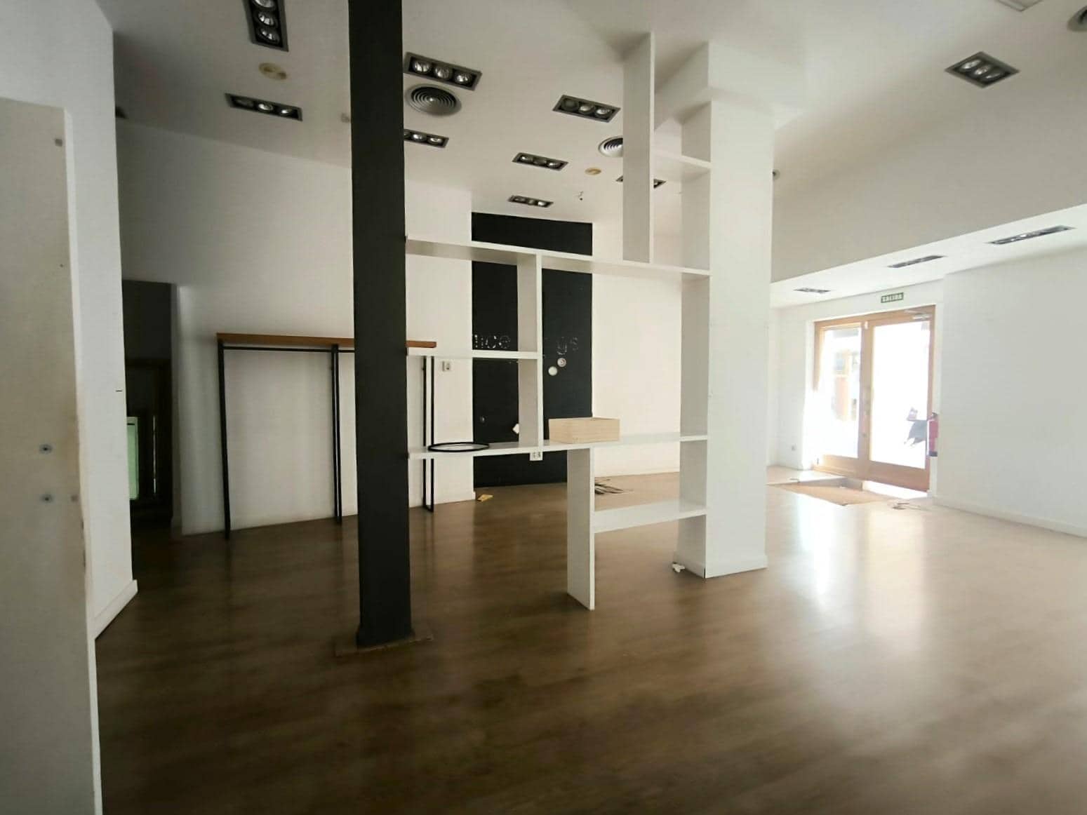 Kommersiell til leie i Malaga by - € 4 250 (Ref: 9321872)