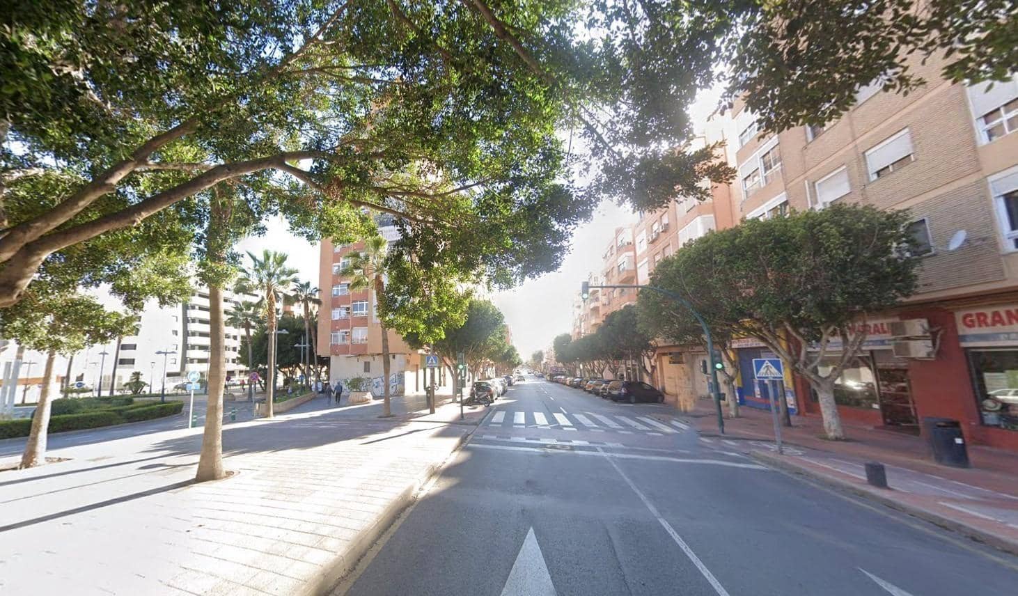 Commercieel te koop in Almeria stad - € 236.700 (Ref: 9337997)