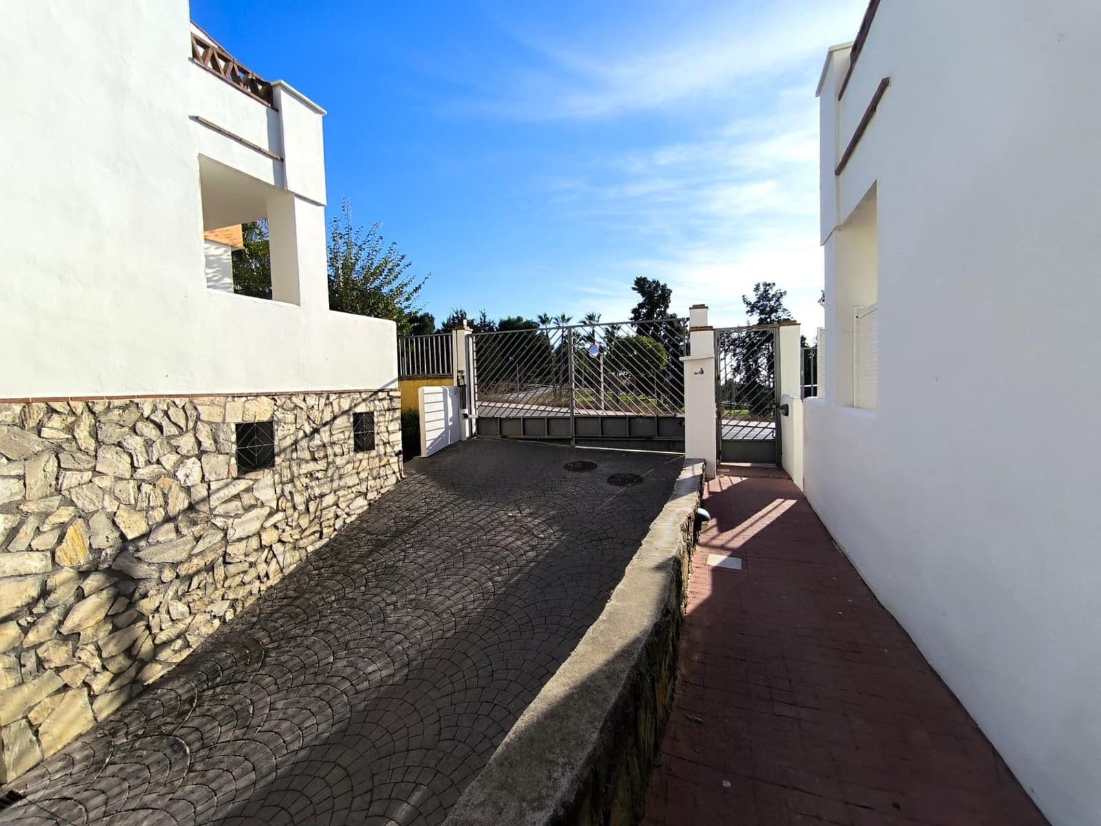 2 soverom Penthouse til salgs i Caleta de Velez med svømmebasseng garasje - € 459 000 (Ref: 9341159)