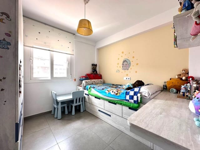 3 bedroom Flat for sale in Cruz de Humilladero, Málaga city - € 295,000 (Ref: 9541075)