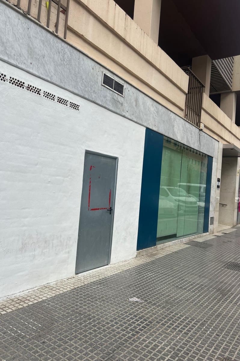 Kommersiell til salgs i Malaga by - € 700 000 (Ref: 9978825)