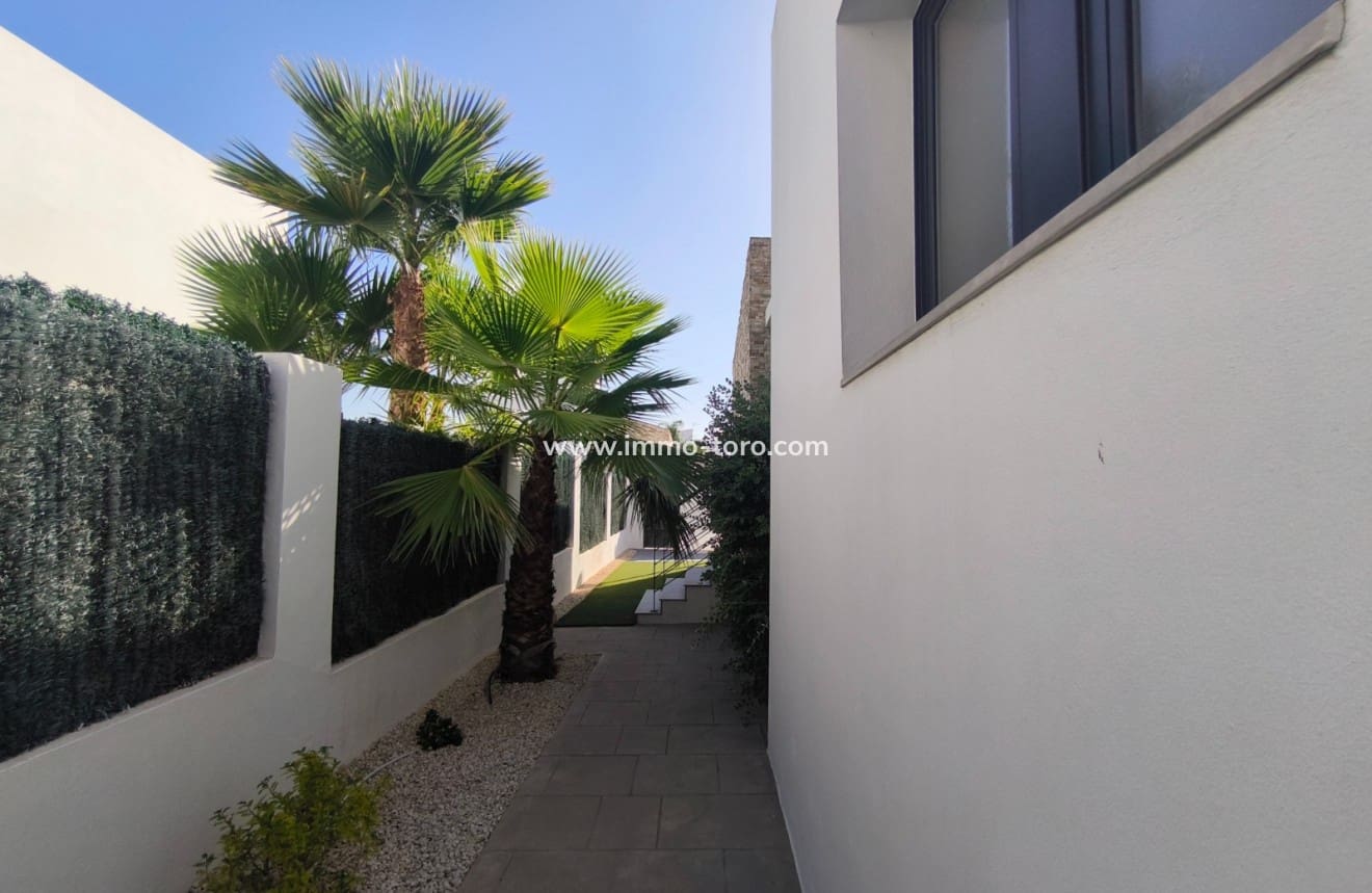 3 soveværelse Villa til salg i Polop med swimmingpool garage - € 475.000 (Ref: 10023333)