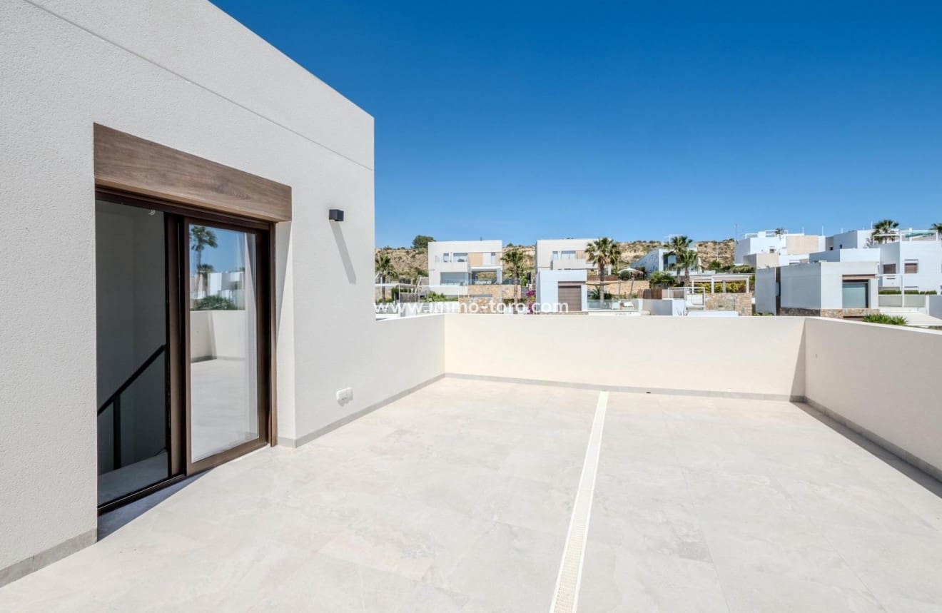 3 bedroom Villa for sale in Algorfa with pool - € 489,000 (Ref: 10031134)