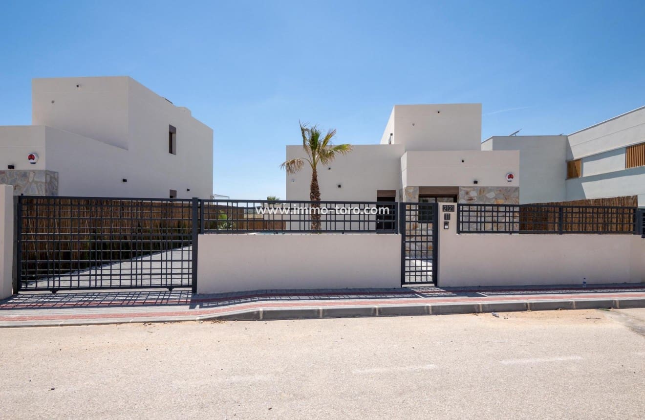 3 bedroom Villa for sale in Algorfa with pool - € 489,000 (Ref: 10031134)
