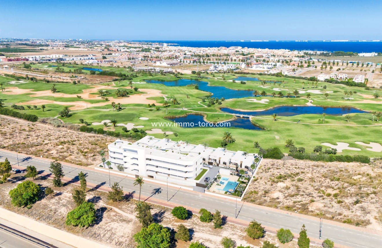 2 bedroom Apartment for sale in Los Alcazares with pool - € 279,000 (Ref: 9939070)