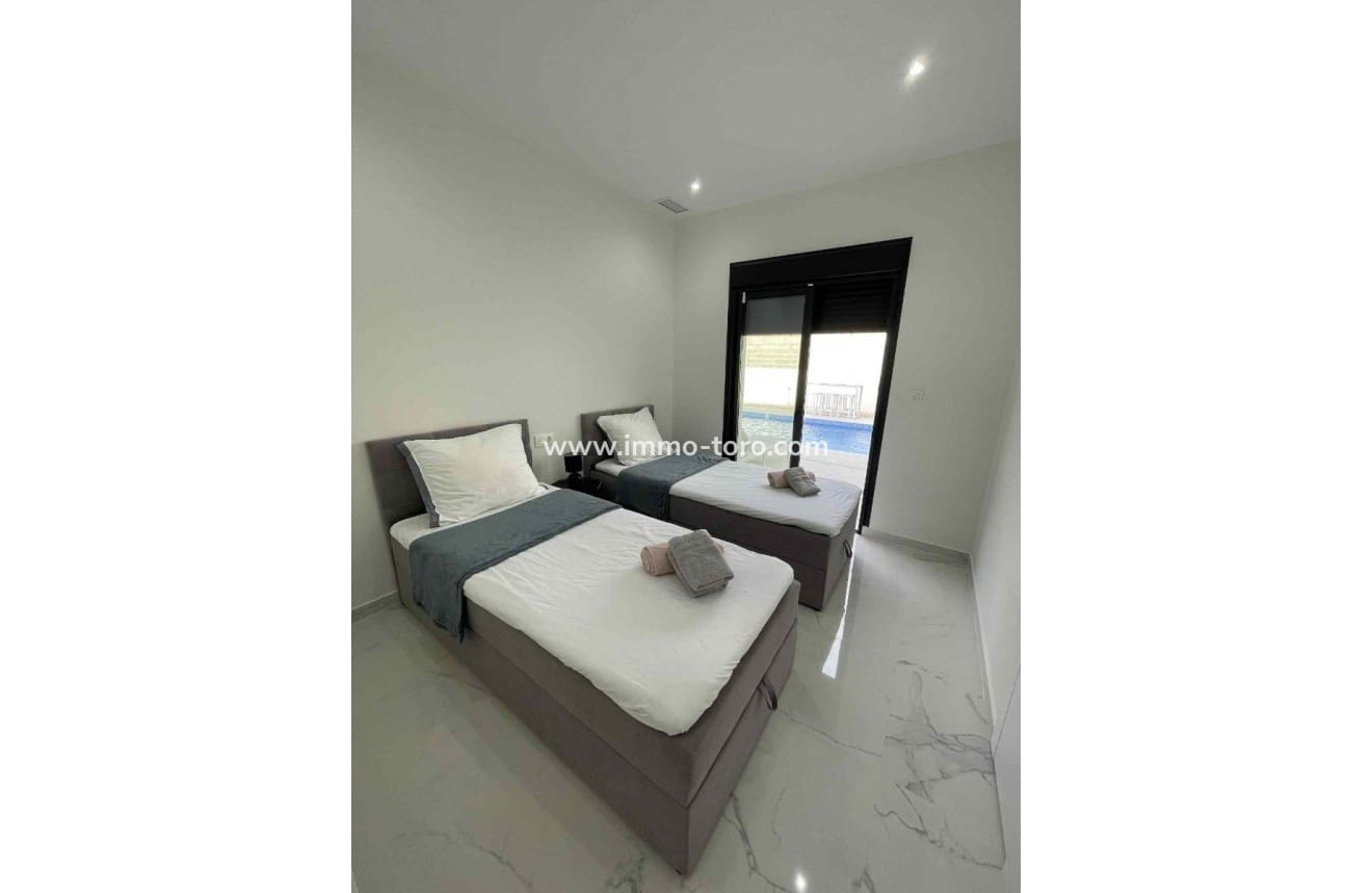 3 quarto Moradia para venda em La Romana com piscina - 390 000 € (Ref: 9939084)