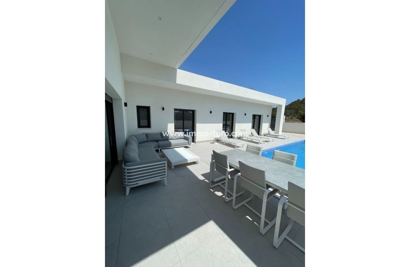 3 quarto Moradia para venda em La Romana com piscina - 390 000 € (Ref: 9939084)