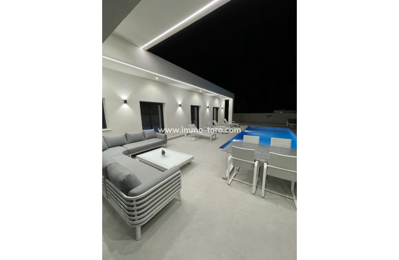 3 quarto Moradia para venda em La Romana com piscina - 390 000 € (Ref: 9939084)