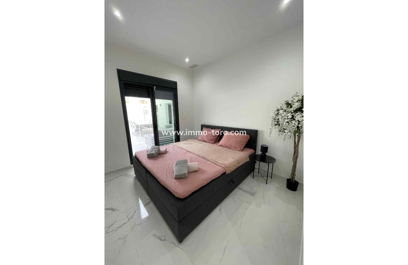 3 quarto Moradia para venda em La Romana com piscina - 390 000 € (Ref: 9939084)