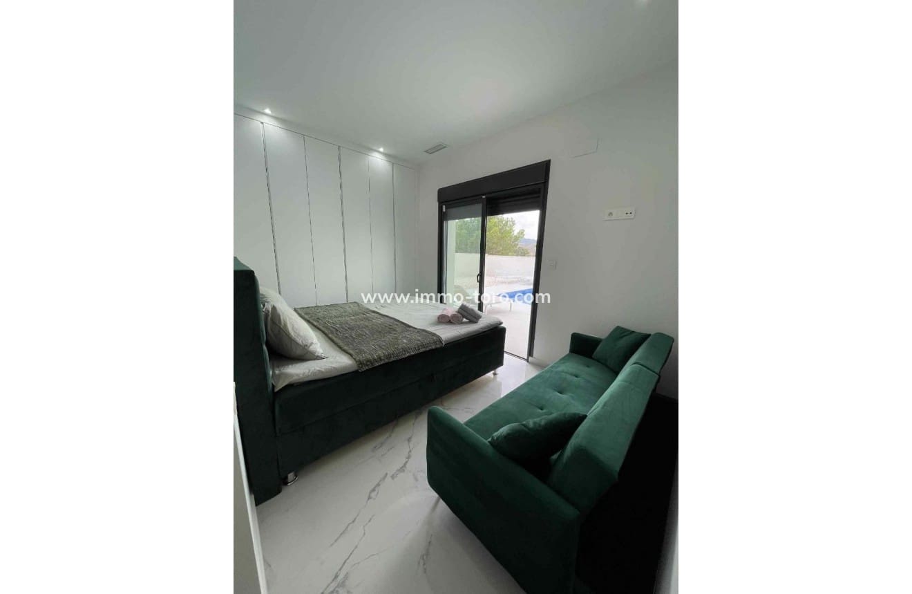 3 quarto Moradia para venda em La Romana com piscina - 390 000 € (Ref: 9939084)