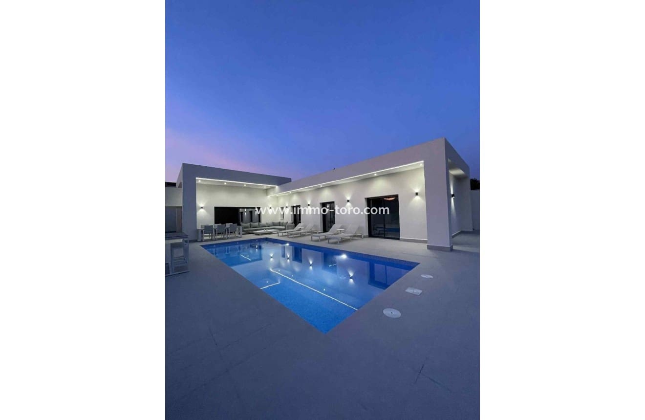 3 quarto Moradia para venda em La Romana com piscina - 390 000 € (Ref: 9939084)