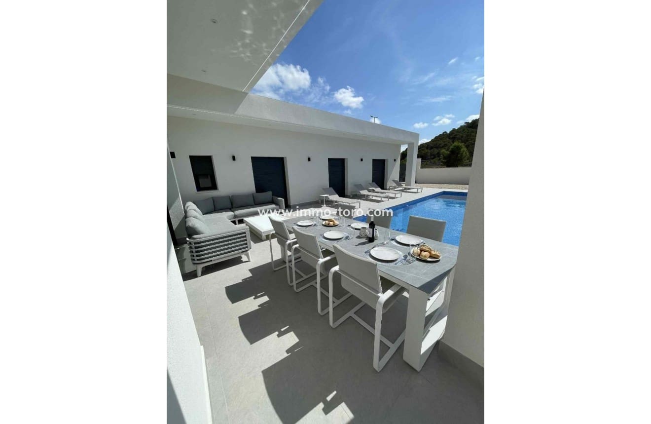 3 quarto Moradia para venda em La Romana com piscina - 390 000 € (Ref: 9939084)