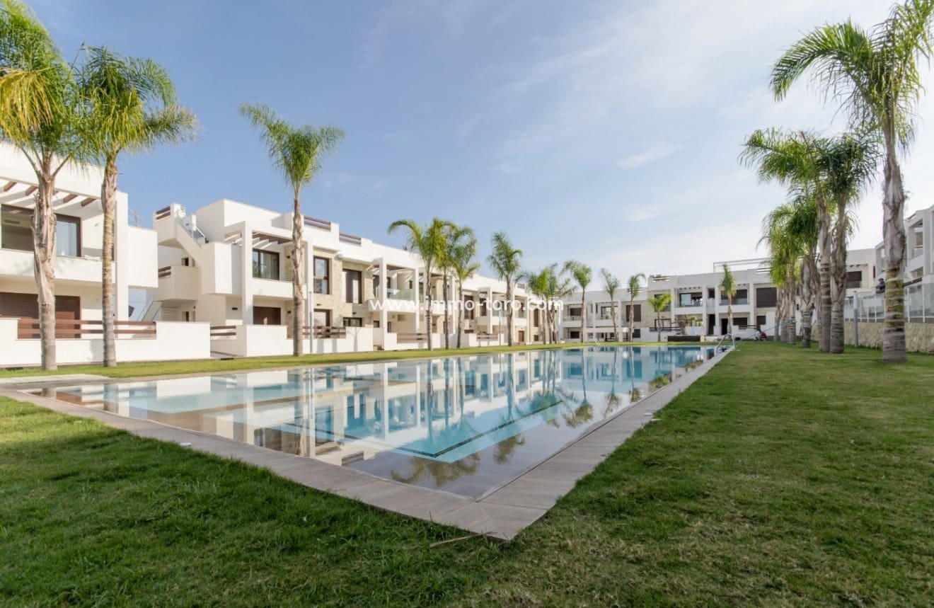 2 slaapkamer Appartement te koop in Los Balcones met zwembad - € 320.000 (Ref: 9944895)