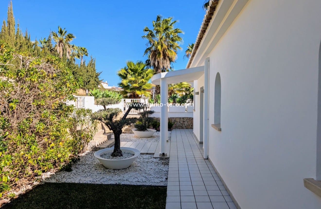 3 soveværelse Villa til salg i Moraira med swimmingpool - € 1.100.000 (Ref: 9958858)
