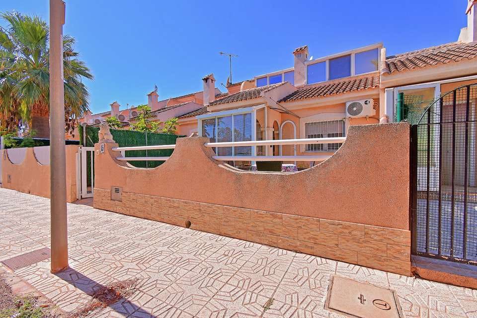 3 soverom Villa til salgs i Estrella de Mar med svømmebasseng - € 185 000 (Ref: 8580730)