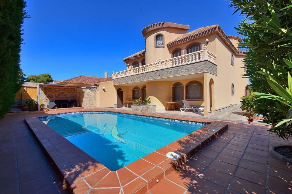 3 bedroom Villa for sale in El Carmoli with pool garage - € 579,000 (Ref: 8583784)