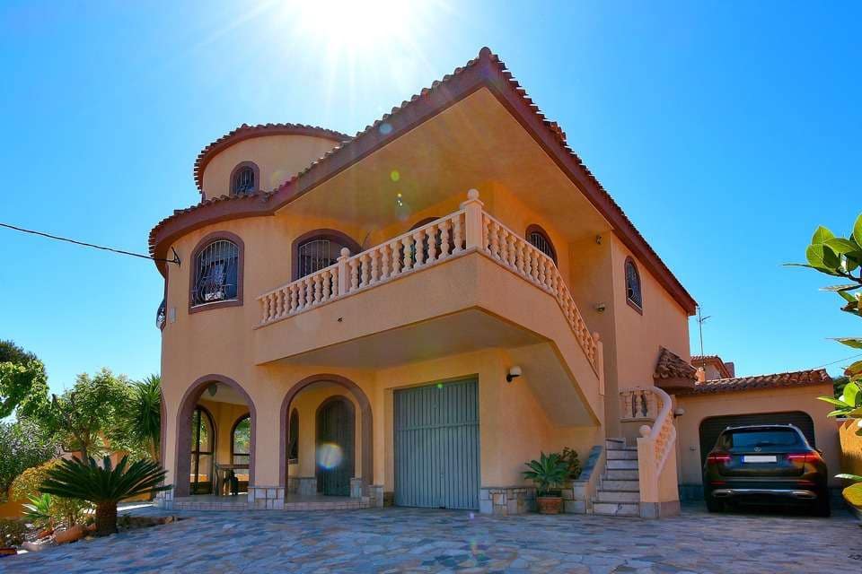 3 bedroom Villa for sale in El Carmoli with pool garage - € 579,000 (Ref: 8583784)