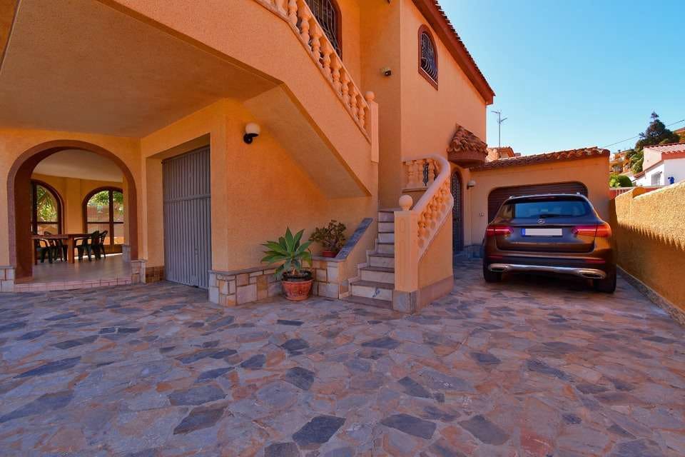 3 bedroom Villa for sale in El Carmoli with pool garage - € 579,000 (Ref: 8583784)