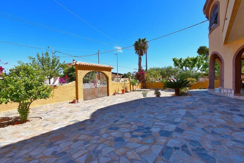 3 soveværelse Villa til salg i El Carmoli med swimmingpool garage - € 579.000 (Ref: 8583784)
