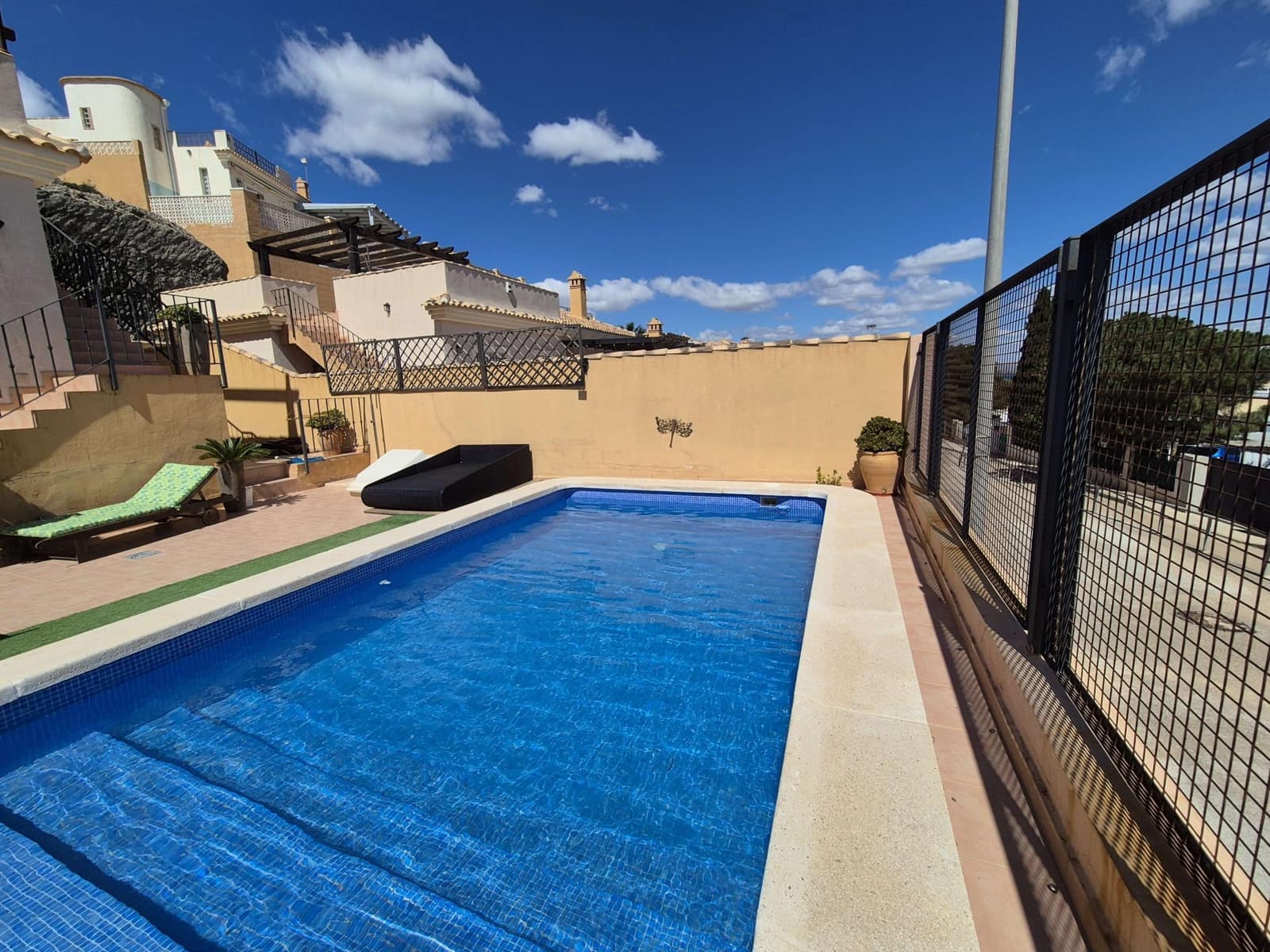 4 soveværelse Villa til salg i El Carmoli med swimmingpool garage - € 425.000 (Ref: 8939617)