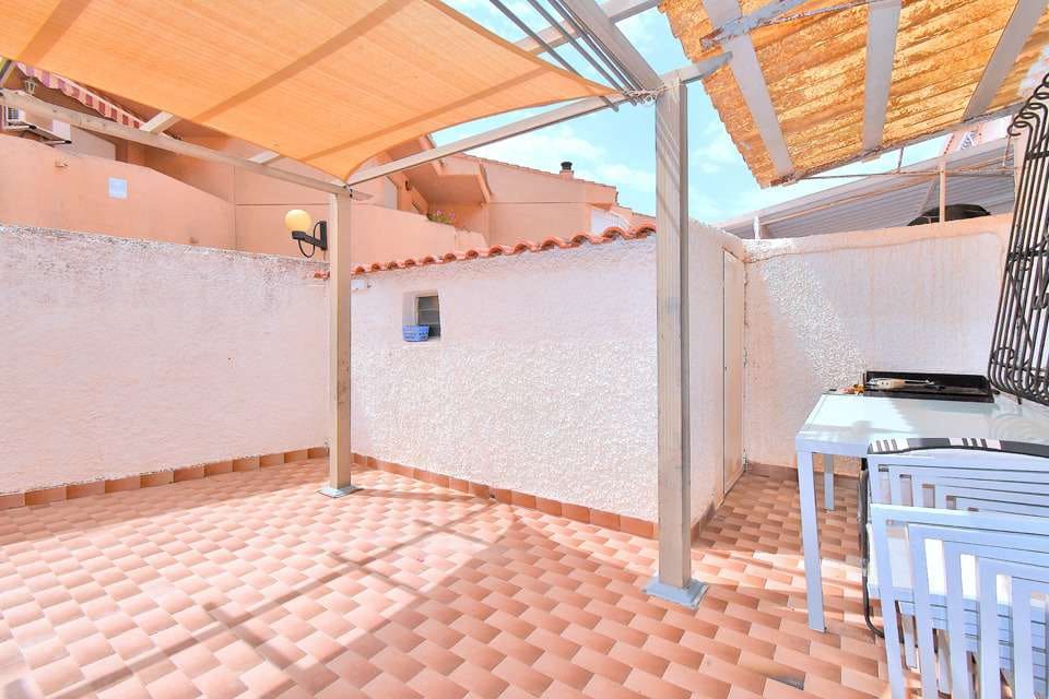 2 bedroom Villa for sale in La Manga del Mar Menor - € 160,000 (Ref: 9016809)